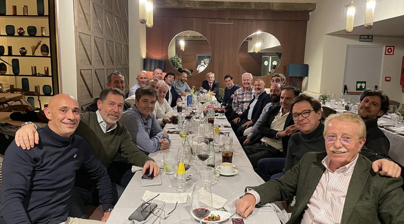 01 - AEACA-junta-membros-em-jantar-de-Natal