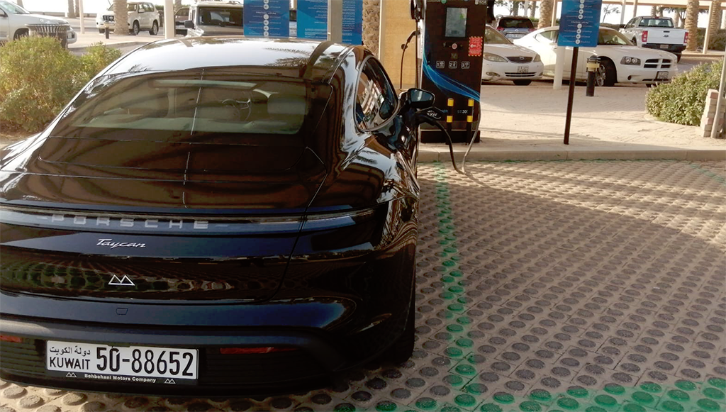 08 - Volt e instala estação carregamento rápida alimentada por painéis solares