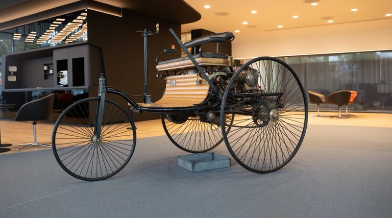 12 - Automovel mais antigo do mundo em exposicao na Sociedade Comercial C. Santos