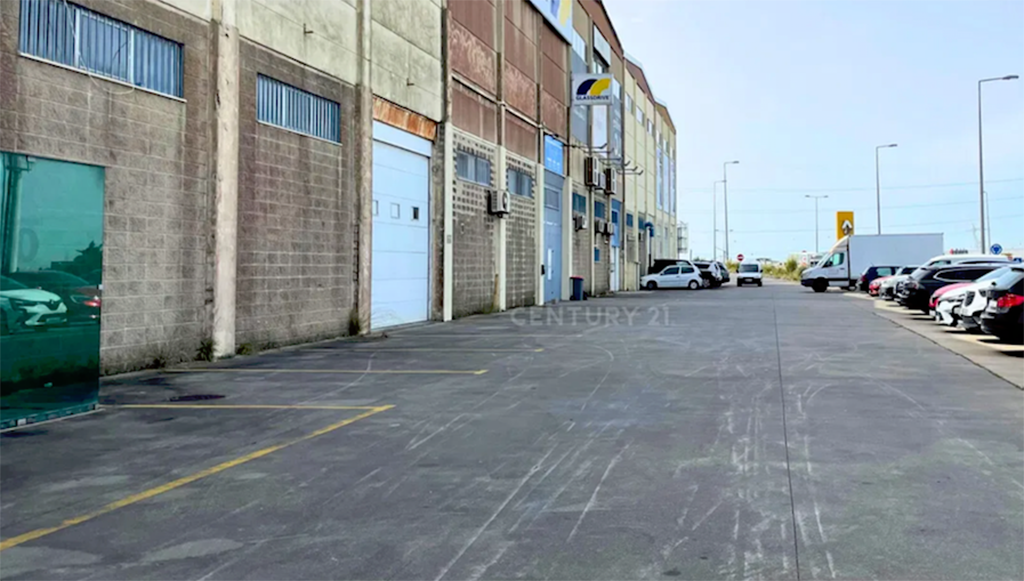 04 - Armazem com 300 m2 no Cacem para venda