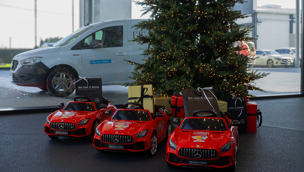 01 - Soc. Com. C. Santos oferece tres ‘mini Mercedes AMG GT R a Trofa Saude