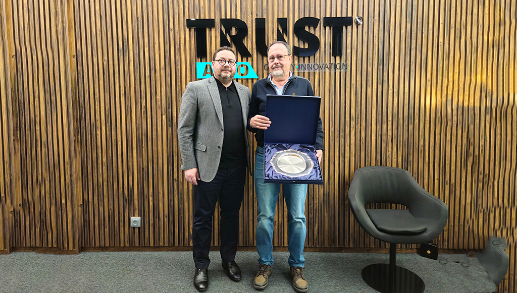 02 - Trustauto felicita Joaquim Regueira pelos 50 anos de pos venda