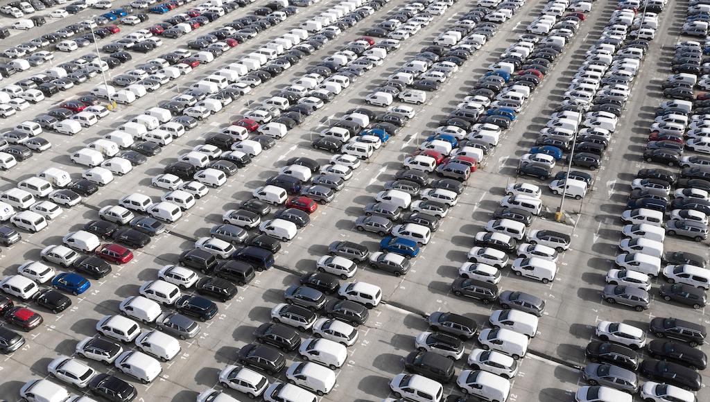 08 - conceito de transporte com carros estacionados