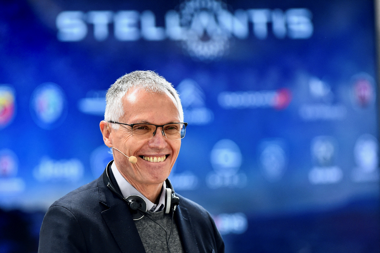CEO da Stellantis destaca a utilização de combustíveis sintéticos no futuro