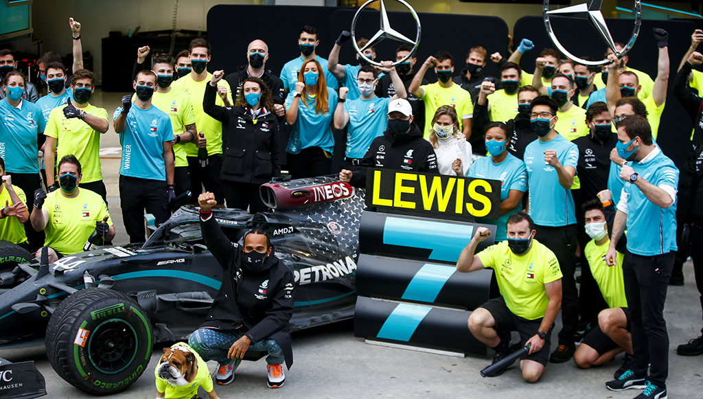 Axalta-felicita-Mercedes-AMG