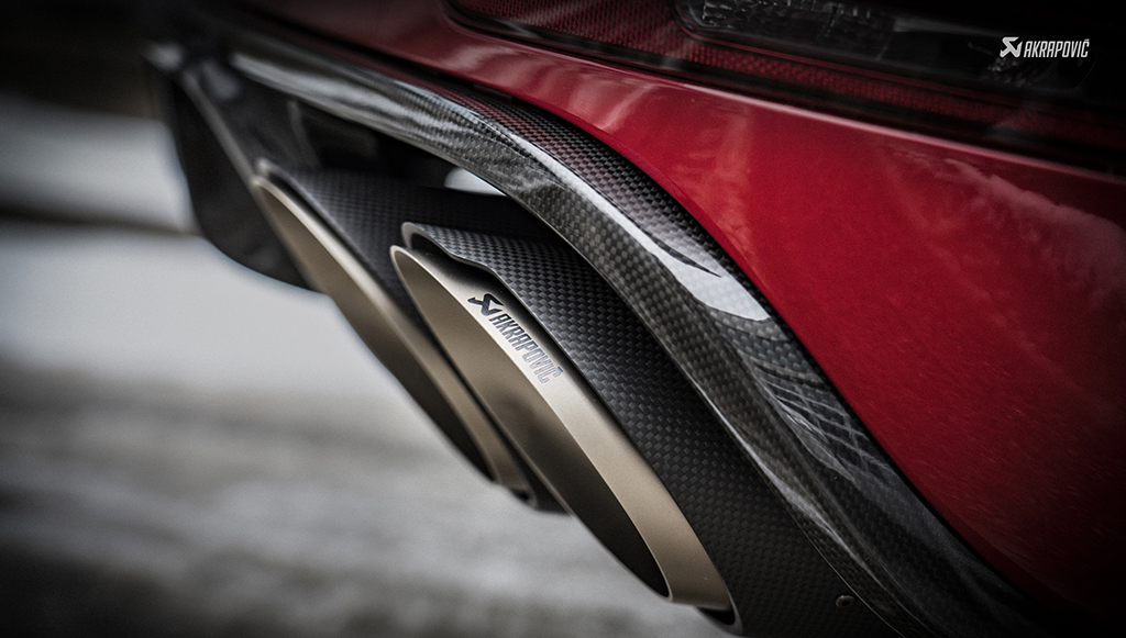 QF-adiciona-Akrapovic-ao-seu-portfolio-de-marcas