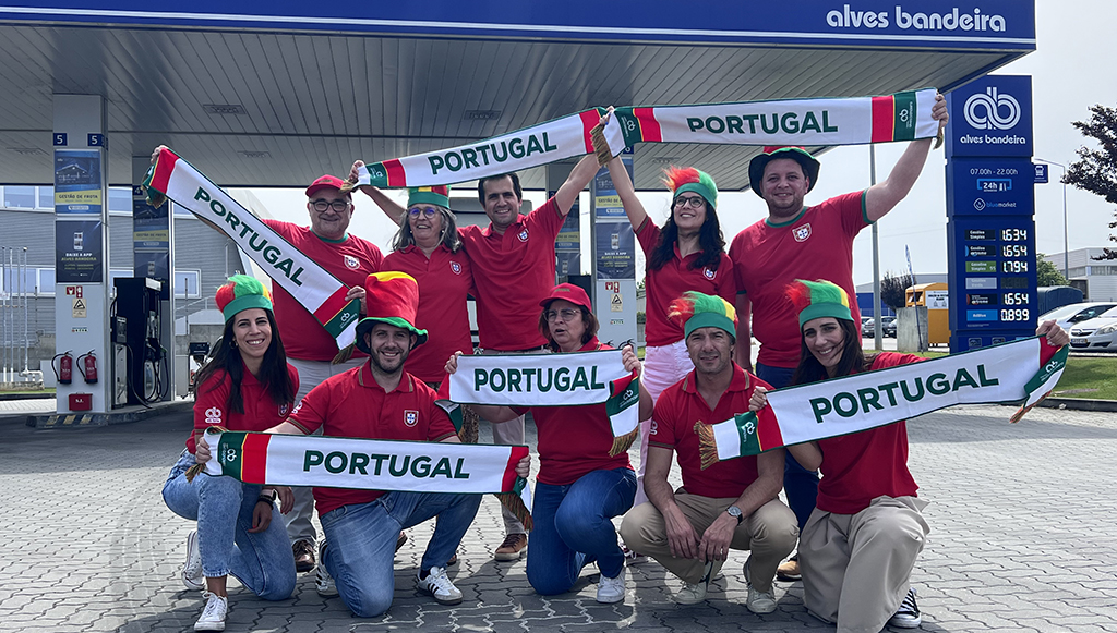Grupo-Alves-Bandeira-oferece-cachecol-da-selecao-a-colaboradores-