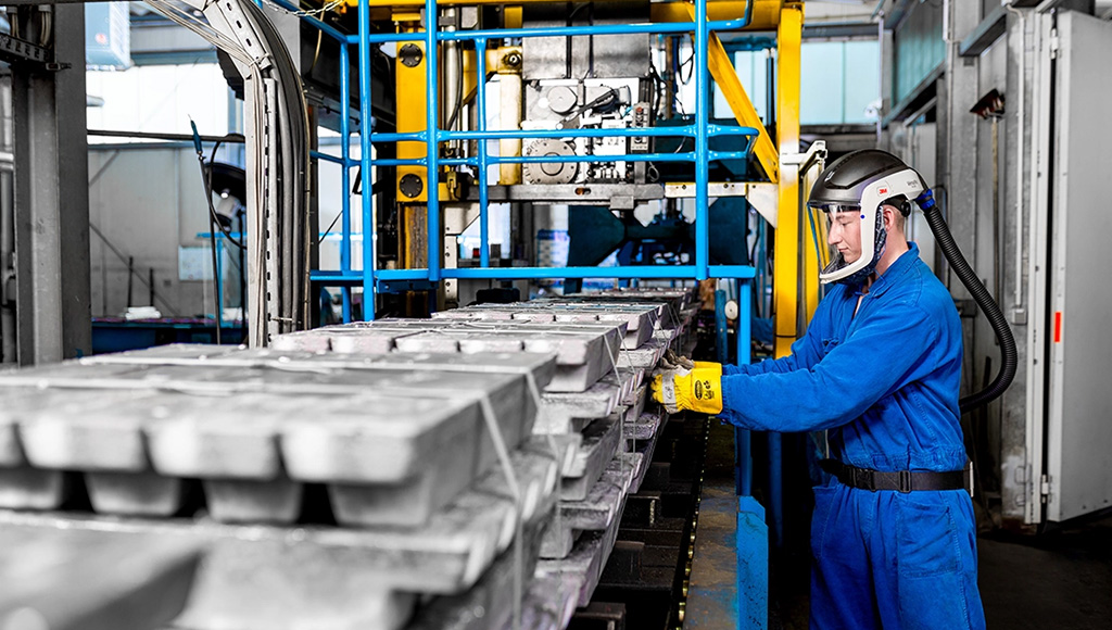%Jornal das Oficinas Clarios compra centros da Ecobat na Europa
