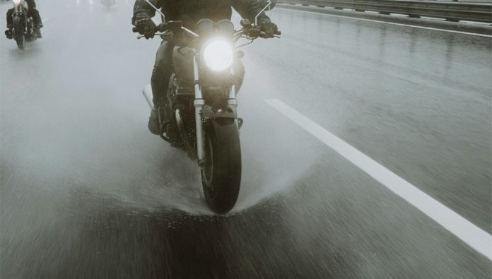 Bridgestone alerta motards para a chuva