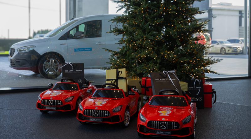 01 - Soc. Com. C. Santos oferece tres ‘mini Mercedes AMG GT R a Trofa Saude