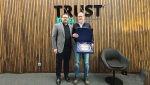 02 - Trustauto felicita Joaquim Regueira pelos 50 anos de pos venda